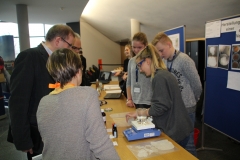 So sehen Sieger aus! Anna-Sophia Seyring, Nico Heinrich und Kassandra Rosenthal präsentieren ihr „Essbare Verpackung“ der Jury. Ergebnis: Regionalsieg in der Kategorie „Chemie“ und zwei Sonderpreise.